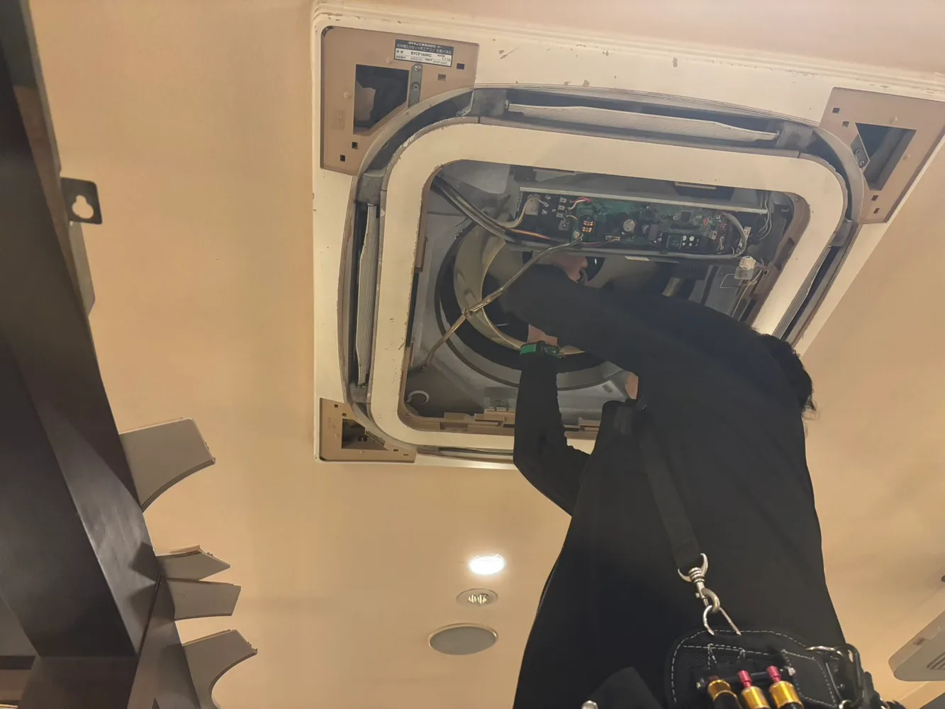 空調機内部の部品を交換する作業